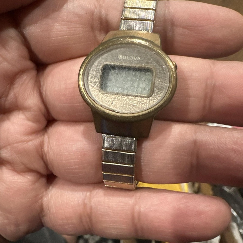 Vintage Bulova Digital N7 Ladies watch Quartz 25mm Missing Back Cover - Repair - Picture 1 of 6